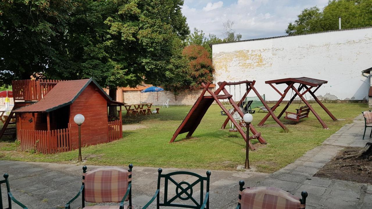 Szatymaz100周年旅馆住宿加早餐旅馆 外观 照片